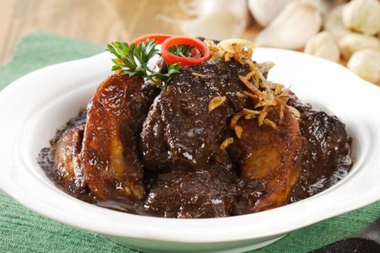 Nikmati kehangatan semur nila kemangi dengan resep mudah ini! Cocok untuk hidangan berkuah saat musim hujan bersama keluarga.